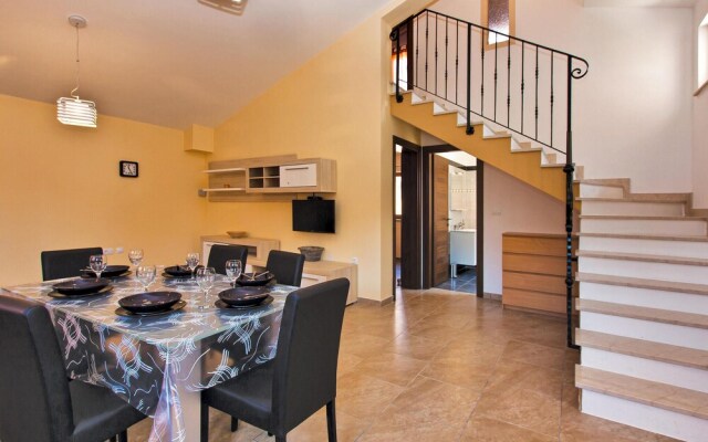 Amazing Home in Liznjan With Wifi and 2 Bedrooms