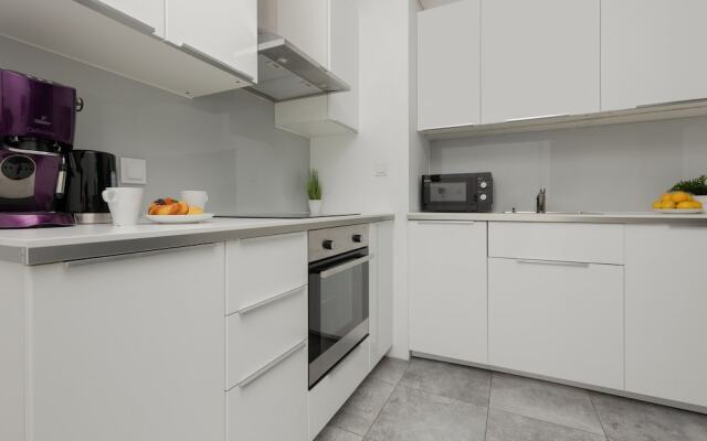 Studio With Balcony Kolejowa by Renters