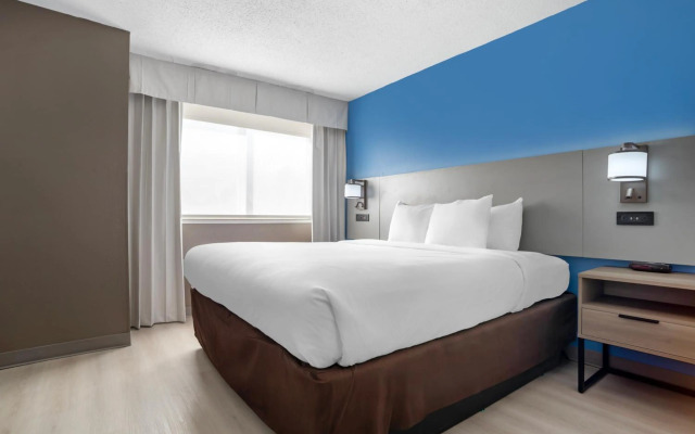 Magnolia Bay Hotel & Suites