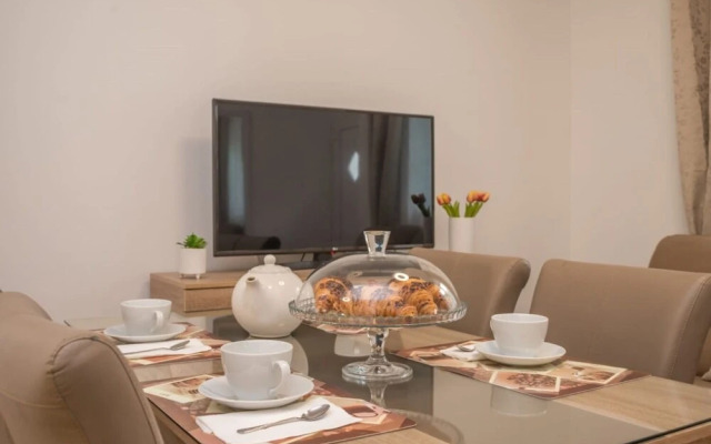 Teresa - Great Location & Parking - A1