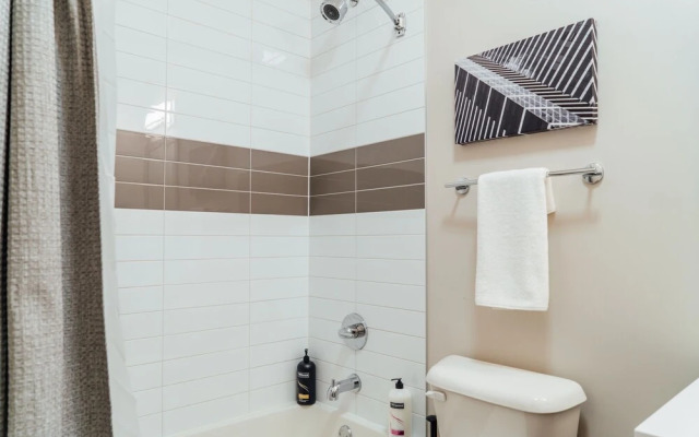 Bright Stylish 2BR Apt in Oak Brook