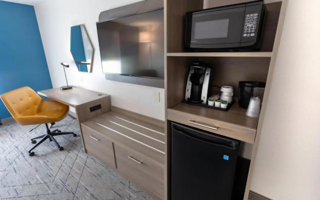 Holiday Inn Express & Suites Huntsville Airport by IHG