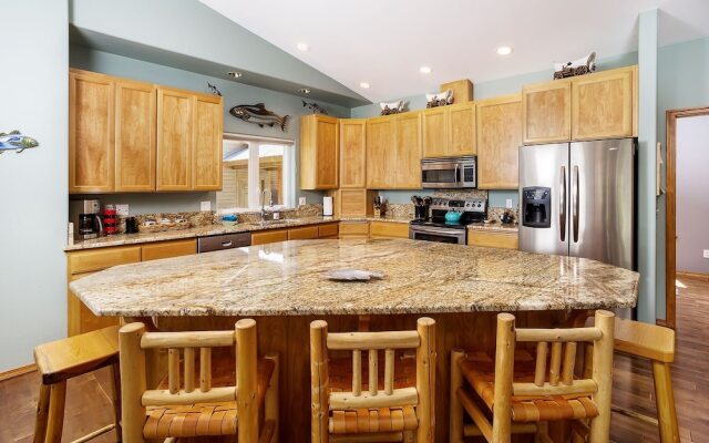 Riffle River Lodge 3 Bedroom Home by NW Comfy Cabins by RedAwning