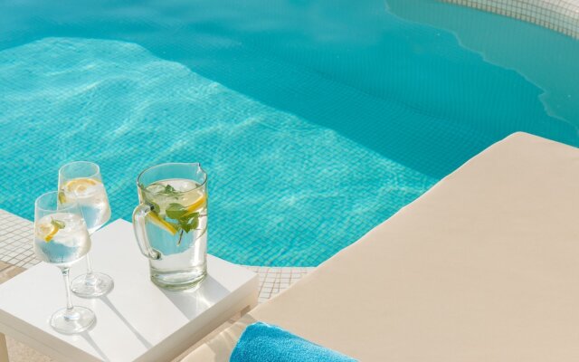 White Santorini Suites & Spa