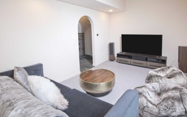 814 Eagle Dr. 4 Bedroom Home by RedAwning