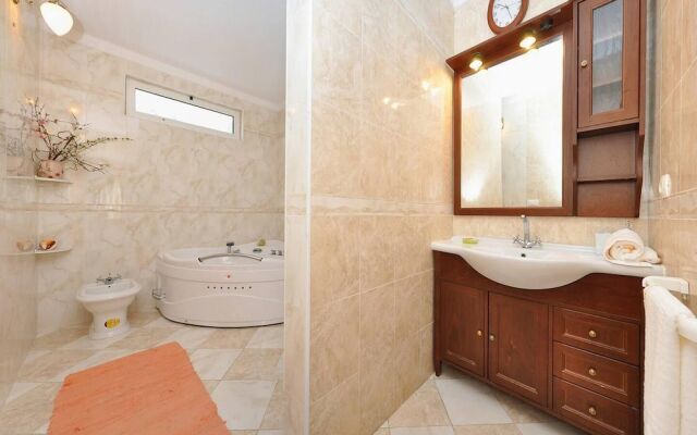 Villa Belezza With Pool, Split - Kastel Gomilica