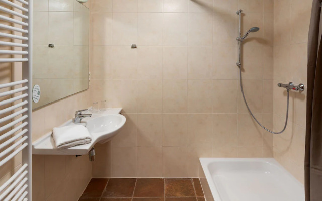 Restyled Villa with 4 Bathrooms & Sauna near River Moselle