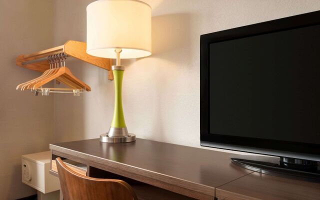 Super 8 Akron S/Green/Uniontown OH