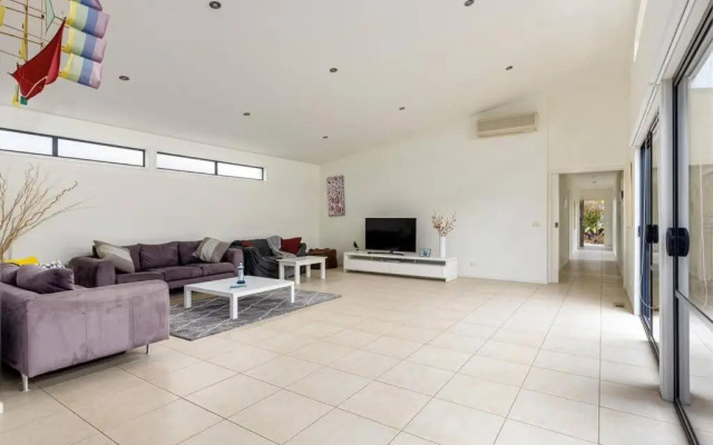 Sea Haven: coastal views, family retreat