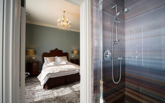 East Walls Hotel