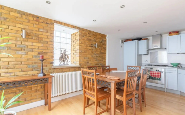 Spacious 2 Bedroom Apartment in Converted Warehouse in Brixton