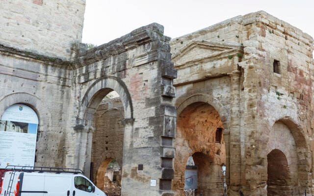 Spacious Castle In Jonquieres With Swimming Pool