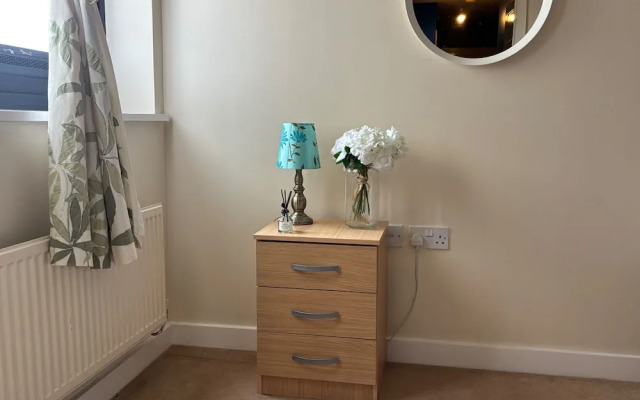 Tranquil Riverside Apartment in Grays