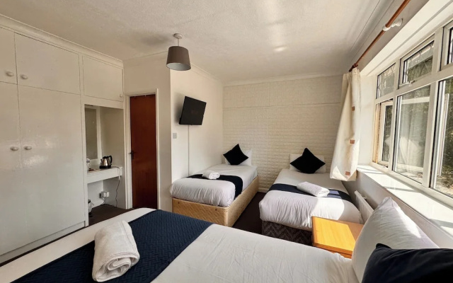 High Trees Gatwick Guest House