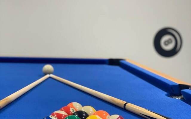 Huge House Pool Table Parking Garden sky tv Wifi