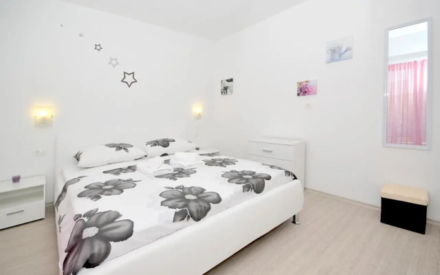Apartment Mira