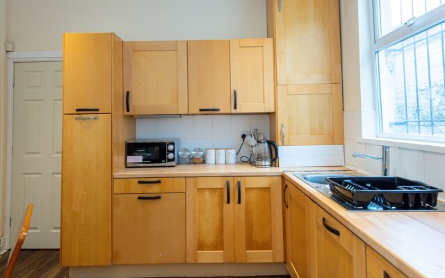 Captivating 5-bed House in Liverpool With Parking