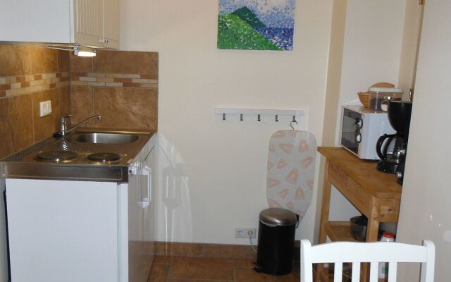 Three Sisters Studio Apartments