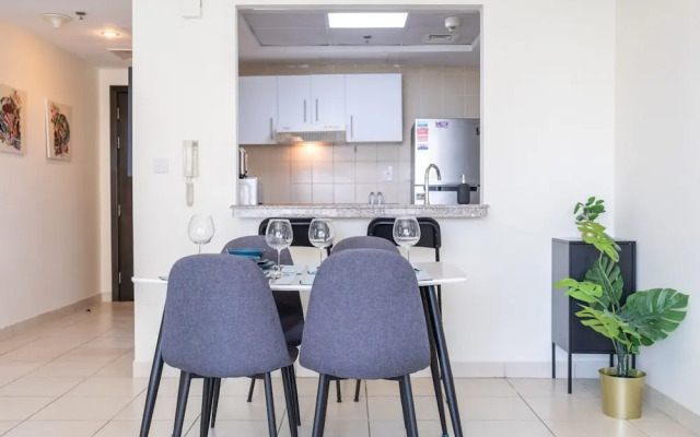 Refined 1BR Retreat in The Point Tower - Marina