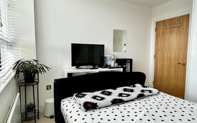Condo Apartment With Workspace