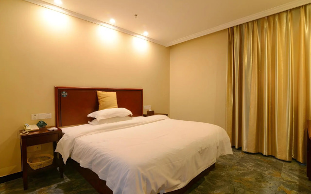 GreenTree Inn JiangSu ZhenJiang DingMao Industrial Park WoDe Square Express Hotel