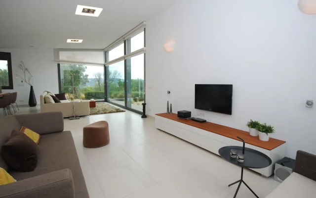 Gorgeous Villa in Santa Cristina D'aro With Pool