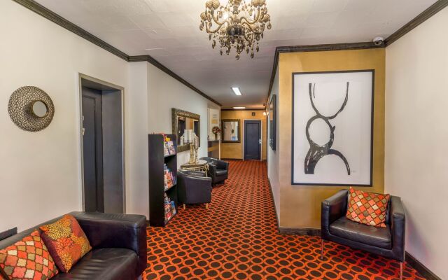 Royal Park Hotel & Hostel