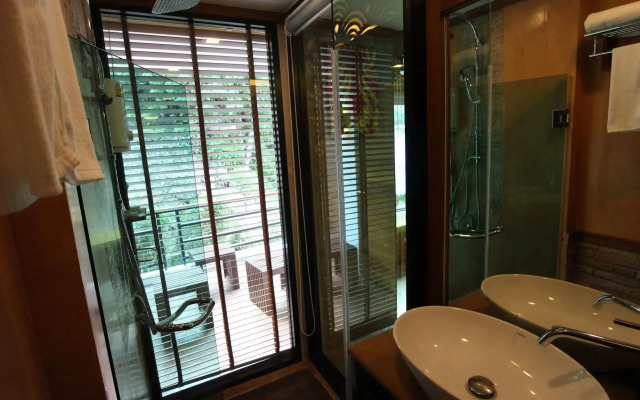 Phi Phi Nice Beach Hotel Hip