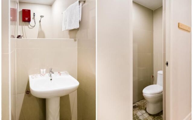OYO 240 Country Artist Hotel