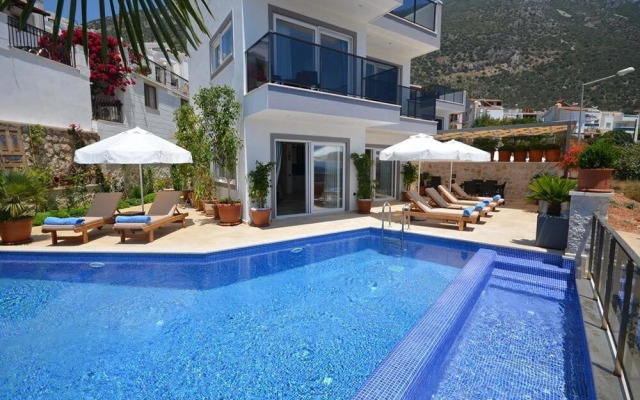 Villa Esma by Akdenizvillam