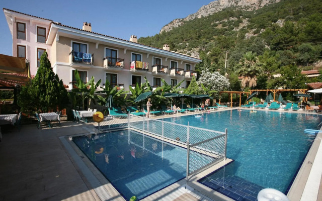 Perdikia Beach Hotel