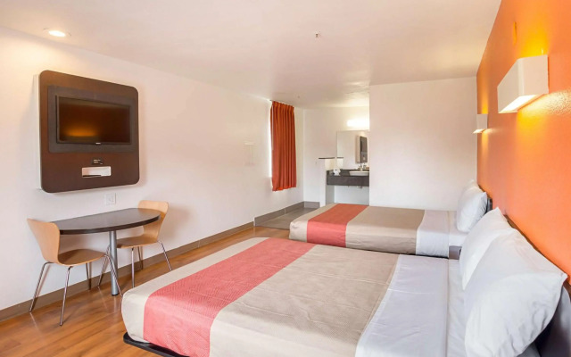 Motel 6 Grand Prairie, TX - Near Six Flags Drive