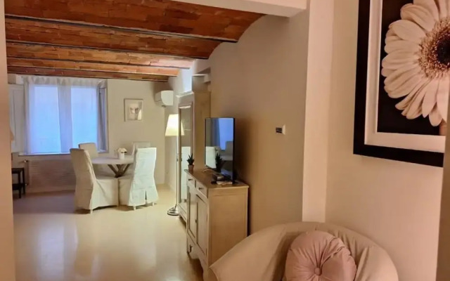 Cozy & Charming Florentine Hideaway