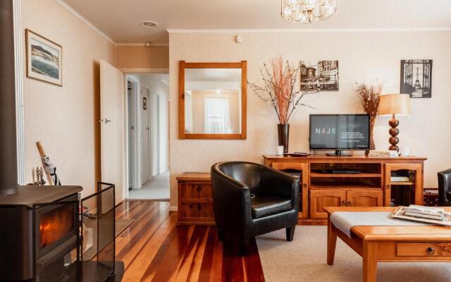 Alpine House Tongariro - Turangi Holiday Home