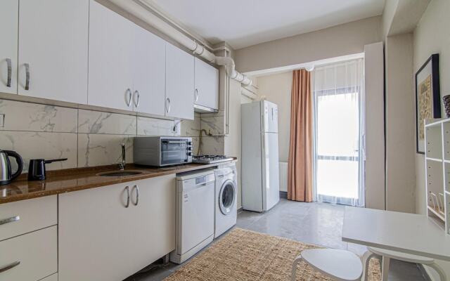 Charming Flat With Backyard Close to Zorlu Center