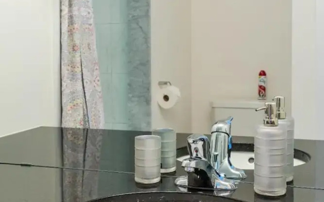 4BR 3BA Townhouse on Lake Ontario Free Parking Gym
