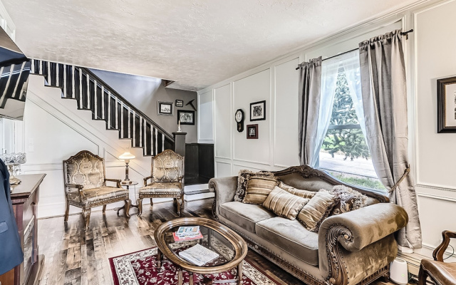 4BR Mountain-view Home - Deck, Washer & Dryer