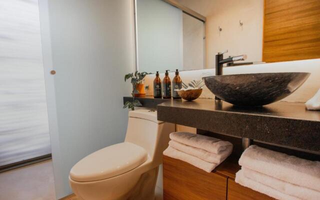 Spacious 2BR apt   Wide balcony w/tub & Yoga deck