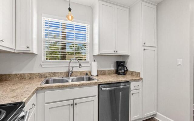 Island Suite - Walk to Downtown!