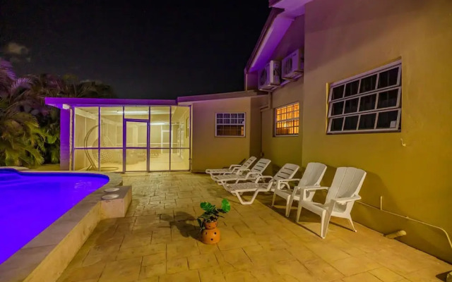 Cozy Central 4br3ba Home w Pvt Pool Largegarden