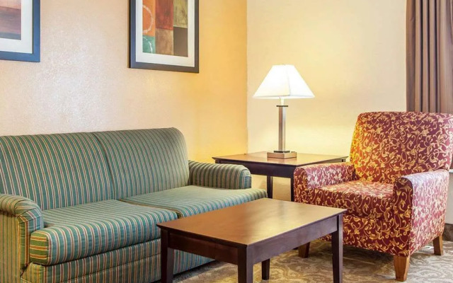 Quality Suites Milwaukee Airport