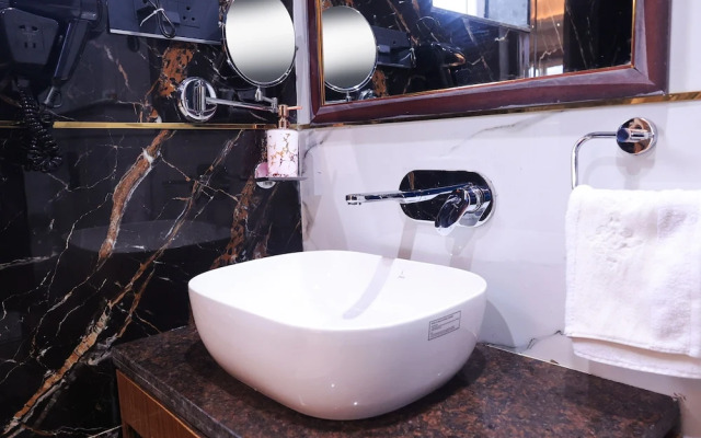 The Hoften Snowia Luxury Stay Near Bhalugarh Waterfall