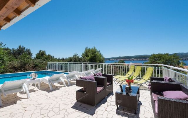 Holiday Villa Perna with Swimming Pool