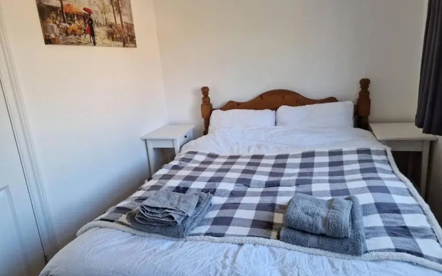 Spacious 6-bed house - 12 mins Gatwick