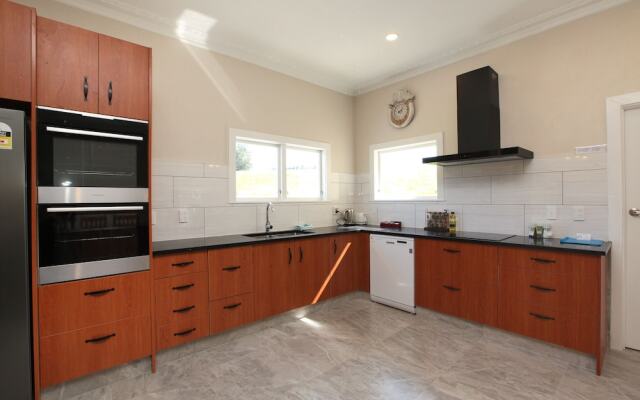 Luxury 3Brm Mannor in Temple View