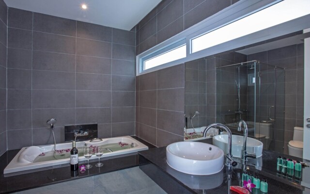 Elegant Designer 4BR Pool Villa Skylight