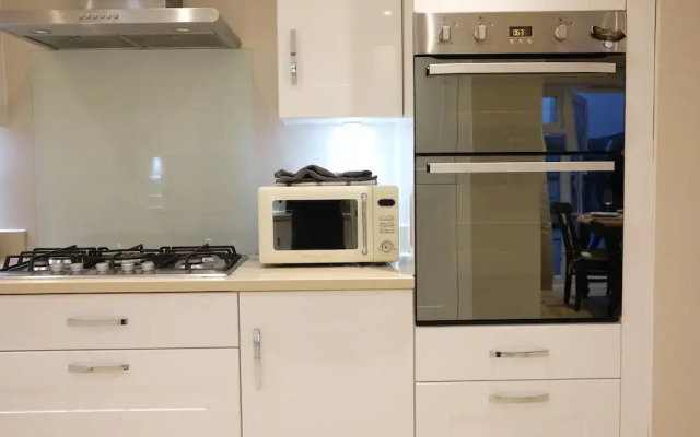 Bicester Villa - 6 Bed - Sleeps 14