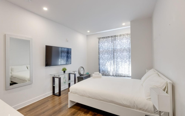 M11 Upscale Studio w Queen Bed AC Prime Location