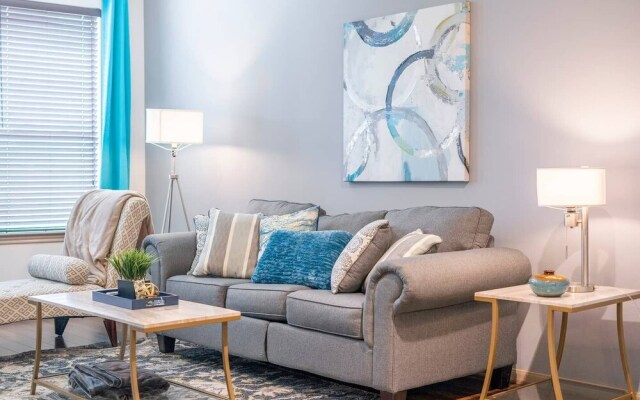 Luxurious Modern Midtown Cozy/fully Equipped Condo -