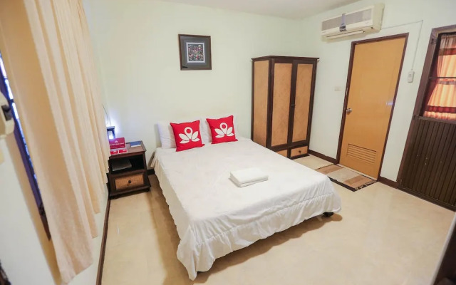 ZEN Rooms Sripoom Soi 1